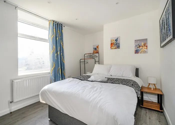 11f1 Captivating & Luxurious Apartment