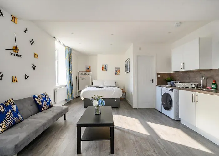 11f1 Captivating & Luxurious Apartment *