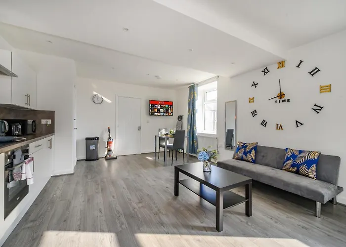 11f1 Captivating & Luxurious Apartment *