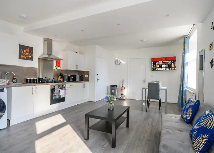 11f1 Captivating & Luxurious Apartment