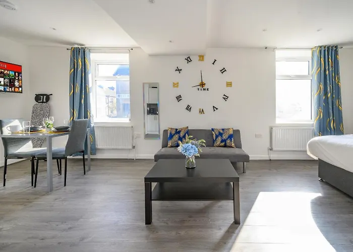 11f1 Captivating & Luxurious Apartment